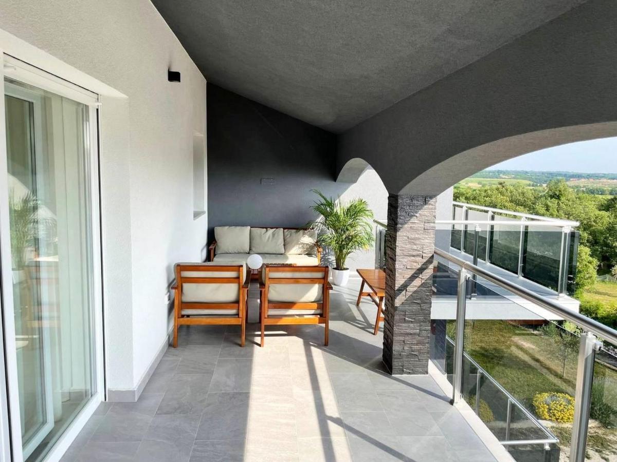 Black Diamond Apartment Vilanija Exterior photo