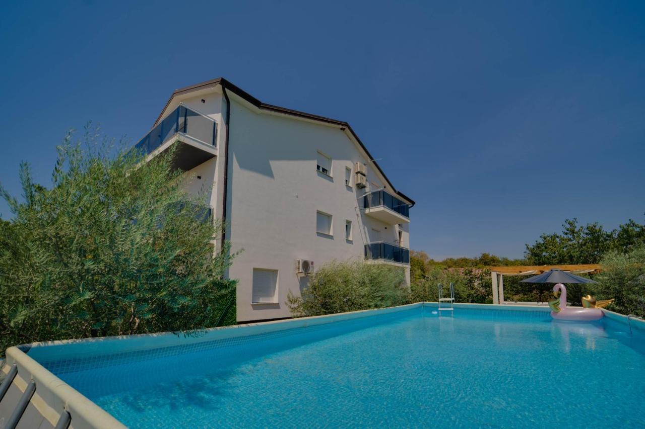 Black Diamond Apartment Vilanija Exterior photo