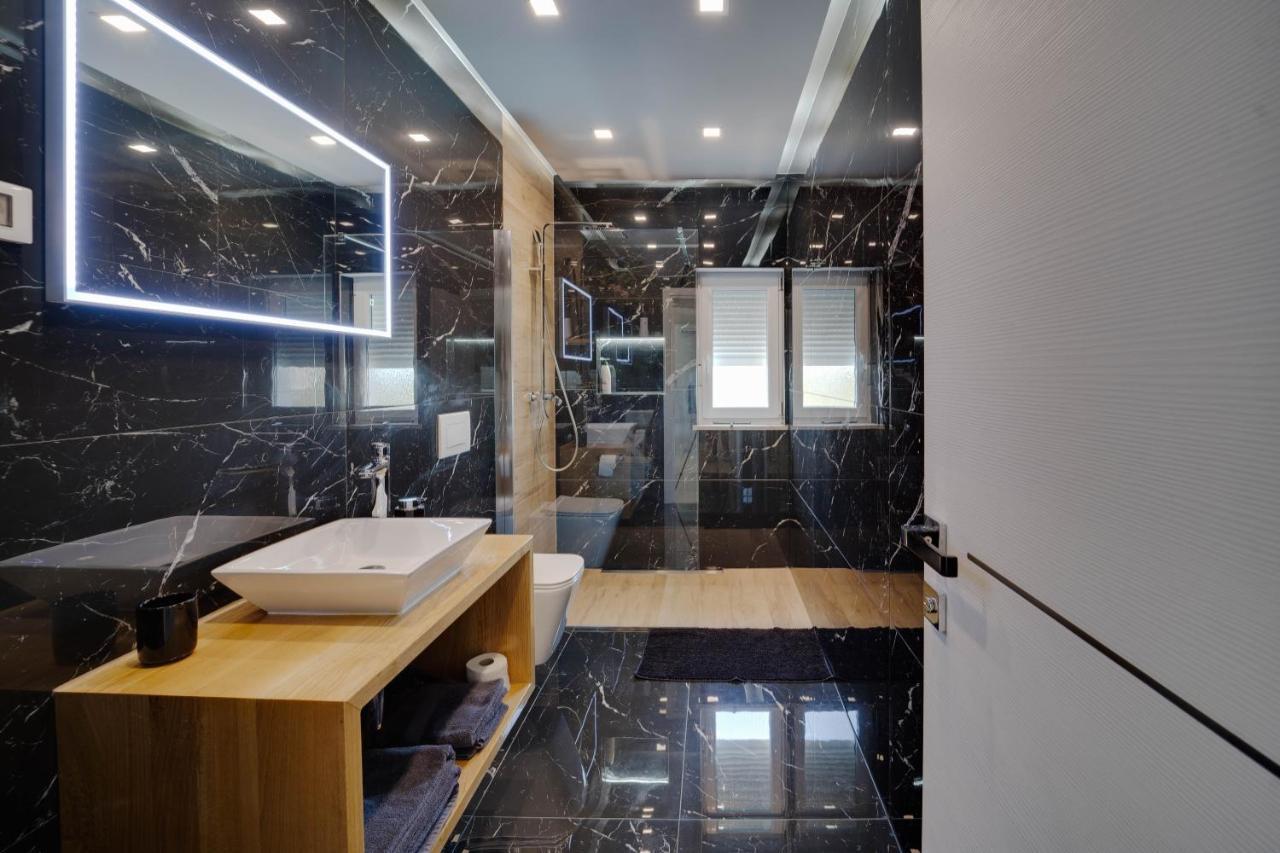 Black Diamond Apartment Vilanija Exterior photo