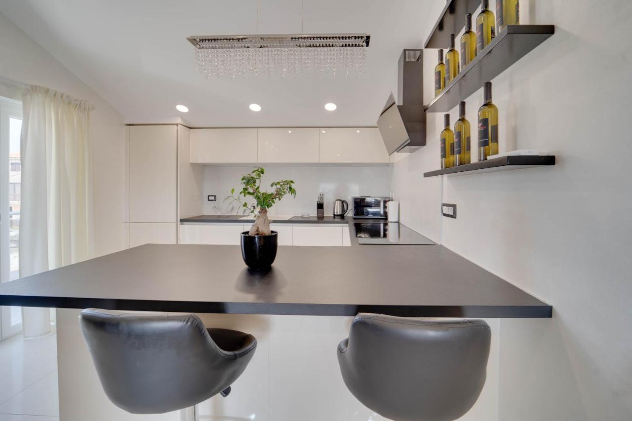 Black Diamond Apartment Vilanija Exterior photo