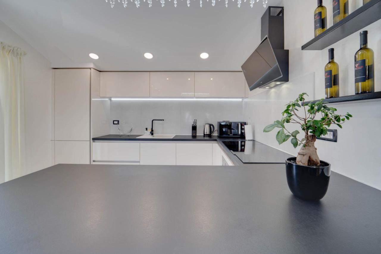 Black Diamond Apartment Vilanija Exterior photo