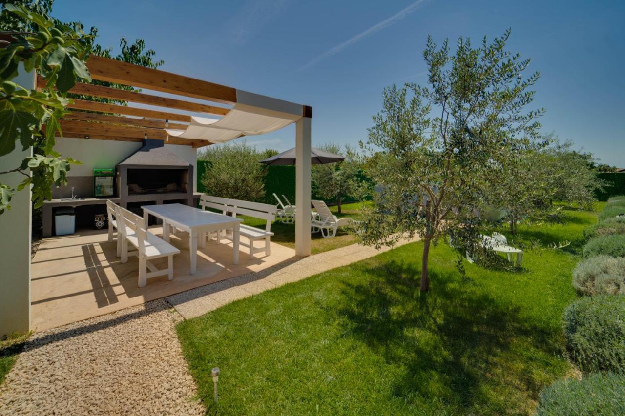 Black Diamond Apartment Vilanija Exterior photo