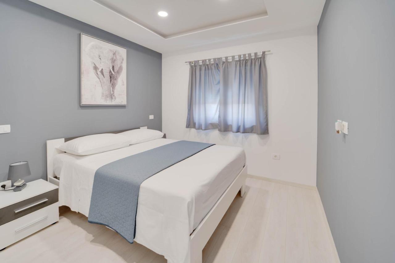 Black Diamond Apartment Vilanija Exterior photo