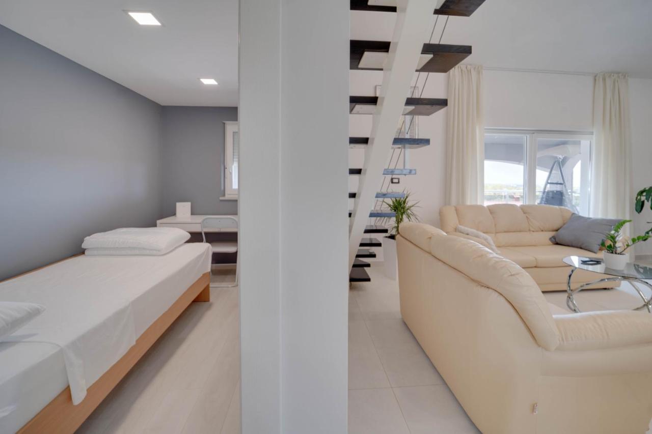 Black Diamond Apartment Vilanija Exterior photo