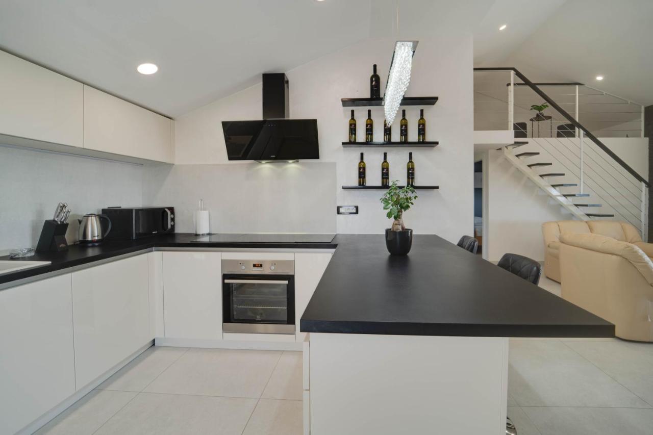 Black Diamond Apartment Vilanija Exterior photo